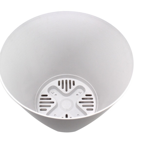 Large, modern, chic planter, NWT, plastic, SZ large, free standing, no assembly - Picture 3 of 4